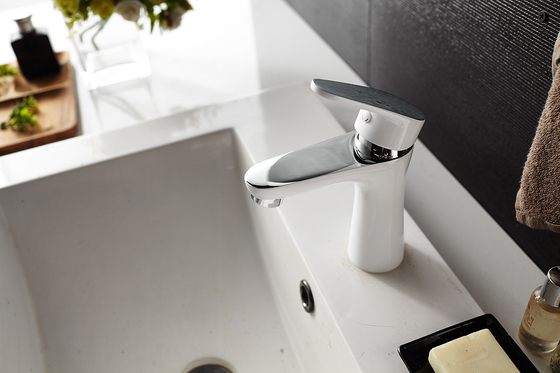 Zeitgenössischer Badezimmer-Waschbecken-Hahn Messing, halb verchromt, halb weiß